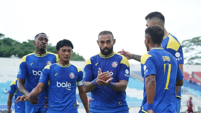 Striker Arema FC, Dalberto saat selebrasi usai jebol gawang PSM Makassar