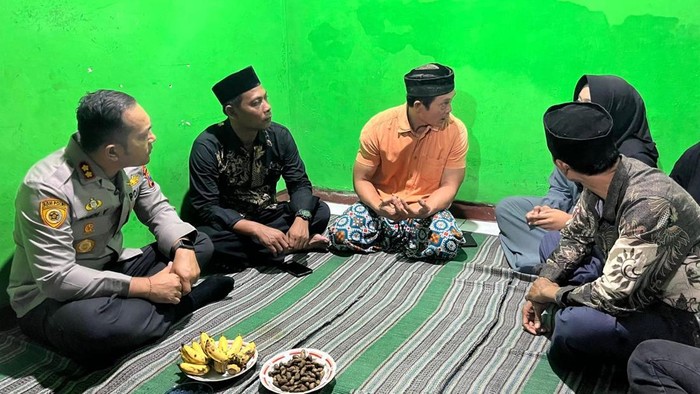 Kapolres Mojokerto, AKBP Andi Yudha Pranata saat berkunjung ke rumah Sri Wahyuni