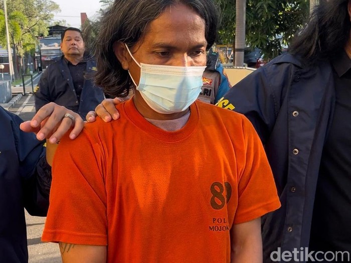 Satuan (43) mengenakan baju tahanan polres Mojokerto