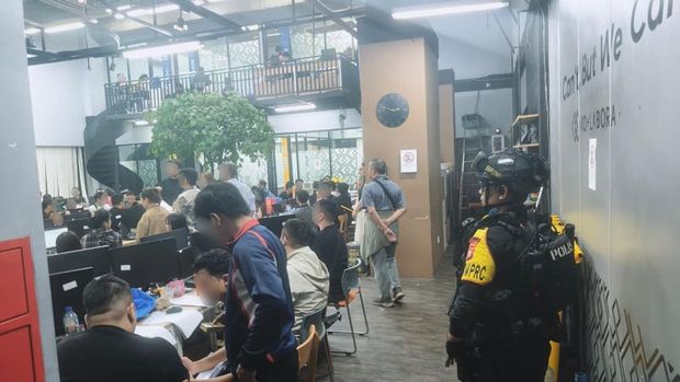 Bareskrim Polri mengamankan WNA di perkantoran kawasan Hayam Wuruk, Jakarta Barat karena terkait dugaan aktivitas judi online (judol). (dok Istimewa)