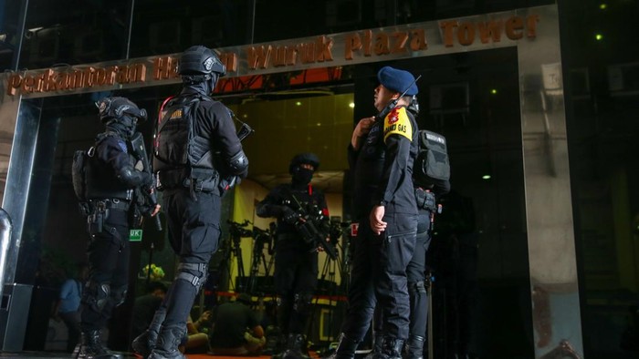 Personel Brimob berjaga di perkantoran kawasa Hayam Wuruk, Jakarta, Sabtu (9/5/2026). Penjagaan ini dilakukan terkait penggerebekan oleh Bareskrim Polri dan Polda Metro Jaya terkait aktivitas judol di lokasi.