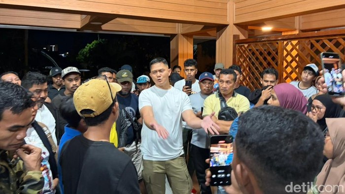 Dandim 1501 Ternate, Letkol Inf Jani Setiadi membubarkan kegiatan nonton bareng film dokumenter Pesta Babi di Benteng Oranje Ternate.