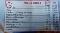 Warung fish and chips di Inggris ini menerapkan logika yang sangat membingungkan dengan mencantumkan harga untuk pesanan kentang goreng tanpa kentang goreng pada kolom daftar harga. Foto: BoredPanda