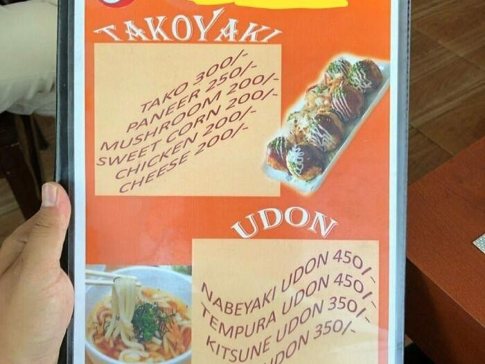 Kesalahan desain dan terjemahan menu restoran viral di media sosial. Mulai dari “Saliva Chicken” hingga menu bergaya absurd bikin bingung pelanggan.