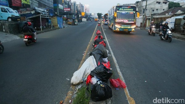 Duh, Warga Masih Buang Sampah Sembarangan di Median Jalan Ciputat