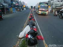 Duh, Warga Masih Buang Sampah Sembarangan di Median Jalan Ciputat