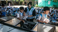 Kegiatan tersebut untuk memberikan edukasi pengelolaan sampah kepada siswa guna mendukung upaya Pemkot Solo mengurangi beban sampah di TPA Putri Cempo. Foto: ANTARA FOTO/Mohammad Ayudha