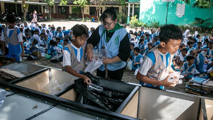Siswa memasukan sampah kedalam kotak sampah pilah saat kegiatan pengelolaan bank sampah di SD Negeri Kedunglumbu, Pasar Kliwon, Solo, Jawa Tengah, Jumat (8/5/2026). Kegiatan tersebut untuk memberikan edukasi pengelolaan sampah kepada siswa guna mendukung upaya Pemkot Solo mengurangi beban sampah di TPA Putri Cempo dan diharapkan mampu meningkatkan kepedulian siswa pentingnya menjaga lingkungan. ANTARA FOTO/Mohammad Ayudha/agr