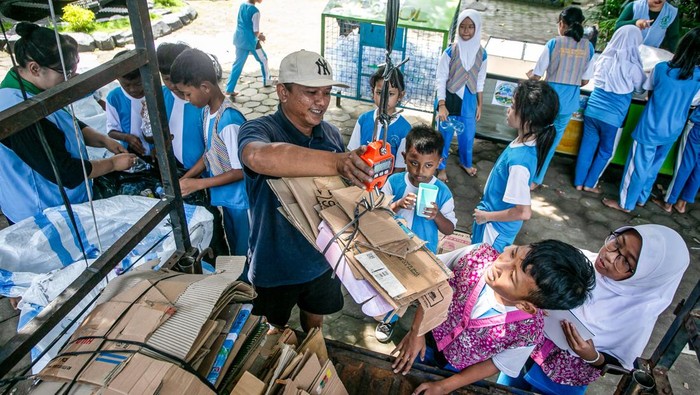Siswa memasukan sampah kedalam kotak sampah pilah saat kegiatan pengelolaan bank sampah di SD Negeri Kedunglumbu, Pasar Kliwon, Solo, Jawa Tengah, Jumat (8/5/2026). Kegiatan tersebut untuk memberikan edukasi pengelolaan sampah kepada siswa guna mendukung upaya Pemkot Solo mengurangi beban sampah di TPA Putri Cempo dan diharapkan mampu meningkatkan kepedulian siswa pentingnya menjaga lingkungan. ANTARA FOTO/Mohammad Ayudha/agr