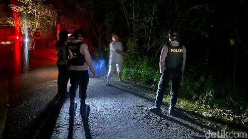 FAH (31) tengah menunjukkan TKP palsu pembegalan yang dikarangnya di hadapan tim buser Polsek Nusa Penida, Jumat (8/5/2026) malam.