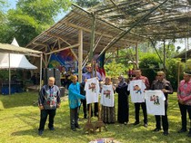 Wamen Komdigi Hadiri Festival Egrang di Jember, Singgung Kesehatan Mental