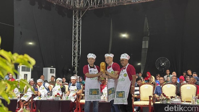 Wali Kota Eri Cahyadi dan Wawali Armuji membuka Festival Rujak Uleg Surabaya 2026