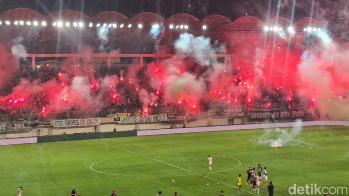 Flare merah menyala setelah PSS Sleman gagal jadi juara Championship 2025/2026 dalam laga melawan Garudayaksa FC.