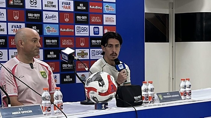 Francisco Rivera bersama Pelatih Persebaya Bernardo Tavares