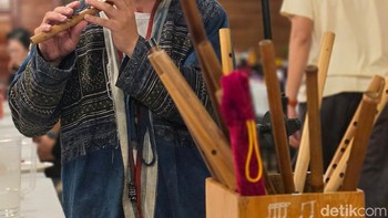 Pemain alat musik tradisional ini dipotret pakai mode portrait zoom 3x dalam pencahayaan indoor yang redup. Kamera Galaxy S26 Ultra tetap mampu menghasilkan detail wajah dan depth yang natural dengan minim noise. Foto: Rizqy Nur Amalia/detikINET