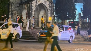 Gereja batu ikonik di Sapa tampak dramatis dalam kondisi malam berkabut. Kamera Galaxy S26 Ultra mampu mempertahankan detail bangunan sekaligus cahaya di sekitar area tetap seimbang Foto: Rizqy Nur Amalia/detikINET