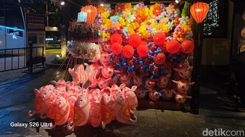 Warna-warni balon dan lampion malam di Hanoi tampil mencolok tanpa pecah warna. Kamera Galaxy S26 Ultra menjaga detail objek terang tetap tajam di kondisi low light. Foto: Rizqy Nur Amalia/detikINET