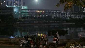 Pantulan cahaya di permukaan danau tetap tertangkap jelas saat malam hari. Galaxy S26 Ultra berhasil menjaga detail area gelap tanpa membuat foto kehilangan suasana malamnya. Foto: Rizqy Nur Amalia/detikINET