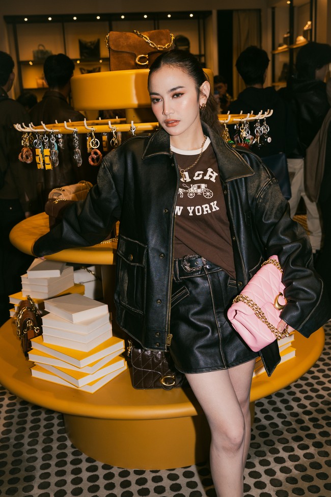 Pelantun ‘Ingat-Ingat Lagi’ ini memakai kaus bermotif logo klasik Coach yang dibungkus oversized Loved Leather Bomber Jacket. Diperkenalkan Coach tahun lalu, Loved Leather merupakan teknik pengolahan kulit yang menghadirkan efek usang nan autentik. (Foto: Dok. Coach Indonesia)