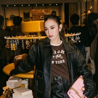 Pelantun ‘Ingat-Ingat Lagi’ ini memakai kaus bermotif logo klasik Coach yang dibungkus oversized Loved Leather Bomber Jacket. Diperkenalkan Coach tahun lalu, Loved Leather merupakan teknik pengolahan kulit yang menghadirkan efek usang nan autentik. (Foto: Dok. Coach Indonesia)