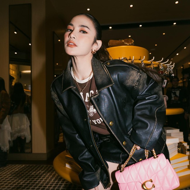 Gaya Mahalini Pakai Jaket Usang Setelah Sukses Gelar Konser di Malaysia