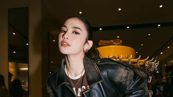 Gaya Mahalini Pakai Jaket Usang Setelah Sukses Gelar Konser di Malaysia