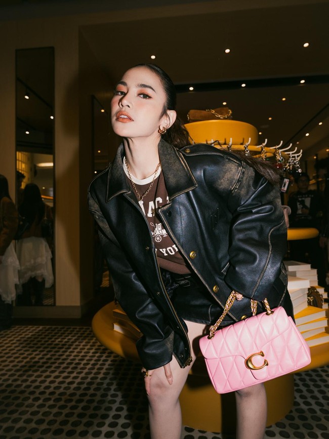 Gaya Mahalini Pakai Jaket Usang Setelah Sukses Gelar Konser di Malaysia