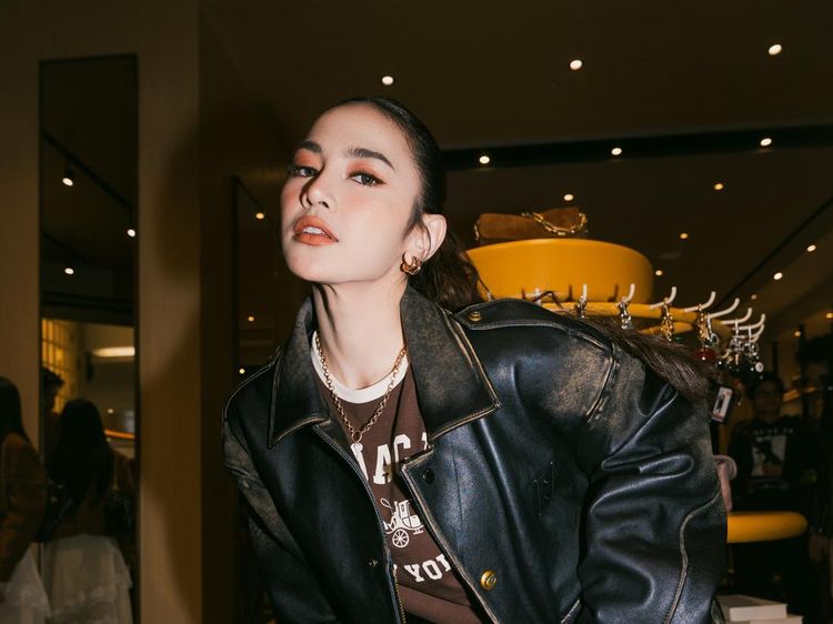 Gaya Mahalini Pakai Jaket Usang Setelah Sukses Gelar Konser di Malaysia