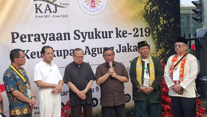Gubernur DKI Jakarta Pramono Anung menghadiri perayaan HUT ke 219 Keuskupan Agung Jakarta di Gereja Katedral, Sabtu (9/5/2026).