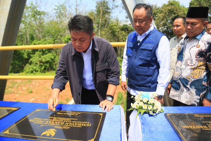Gubernur Sumsel, Herman Deru meresmikan 17 jembatan yang berlokasi di 7 kabupaten.