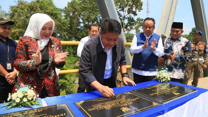 Gubernur Sumsel Herman Deru meresmikan jembatan.