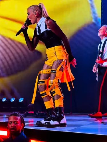 Gwen Stefani (56 tahun) tampil awet muda bak era 90-an saat reuni No Doubt di Vegas. Pakai rok mini dan kostum ikonik, vokalnya stabil memukau fans di panggung Sphere. Gwen Stefani (56 tahun) tampil awet muda bak era 90-an saat reuni No Doubt di Vegas. Pakai rok mini dan kostum ikonik, vokalnya stabil memukau fans di panggung Sphere.