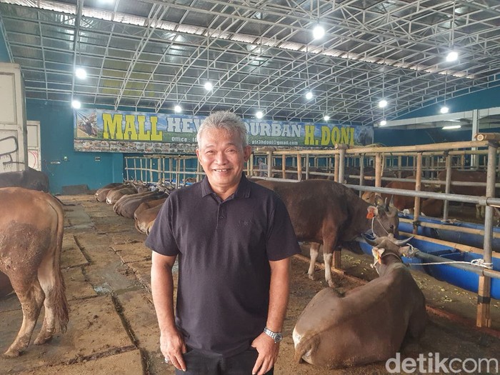 H. Doni pemilik Mall Hewan Qurban yg mempekerjakan staf wanita cantik.
