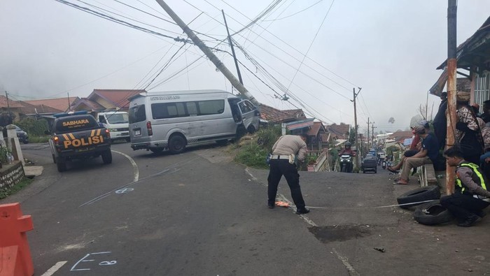 Hiace angkut wisman di Bromo Probolinggo terlibat kecelakaan beruntun