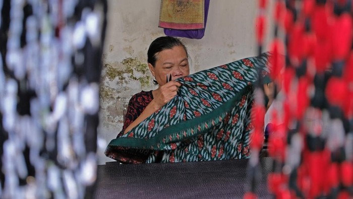 Pekerja menenun kain sarung goyor di industri sarung cap Botol Terbang di Kelurahan Potrobangsan, Magelang, Jawa Tengah, Jumat (8/5/2026). Perajin mencatat permintaan sarung goyor ke negara di kawasan Timur Tengah mengalami penurunan hingga 75 persen dari biasanya 400 sarung per bulan menjadi 100 sarung per bulan karena dampak konflik global di Timur Tengah. ANTARA FOTO/Anis Efizudin/agr