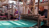 Pekerja menenun kain sarung goyor di industri sarung cap Botol Terbang di Kelurahan Potrobangsan, Magelang, Jawa Tengah. Foto: ANTARA FOTO/Anis Efizudin