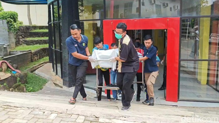 Jenazah Brigadir Arya Supena dievakuasi ke rumah sakit