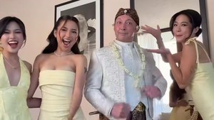 Sebelum pernikahan digelar, Jennifer dan adiknya bikin konten dulu nih! Keluarga kecil Richardo Benito tampak bahagia jelang akad nikah. (Foto: Instagram @jennifercoppenreal20)