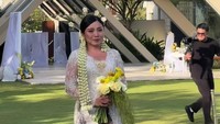 Dyah Ersari berjalan menuju meja akad menggunakan kebaya broak putih. Dyah tersenyum melihat kehadiran para tamu. (Foto: Instagram @jennifercoppenreal20)