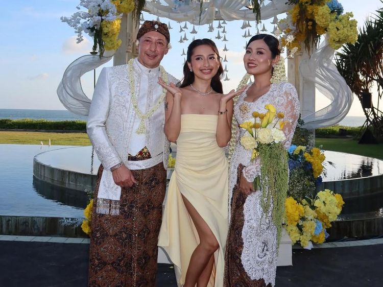 Jennifer Coppen Menangis Haru Dampingi Ayah Menikah di Bali