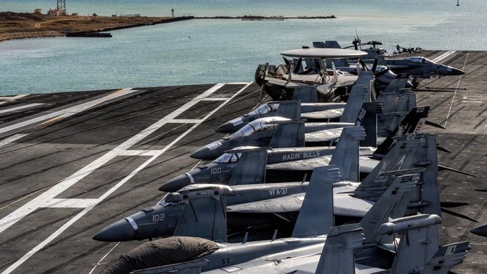 Jet tempur F/A-18 Super Hornet milik AS lepas landas dari kapal induk USS Gerald R. Ford dalam foto yang diambil di Terusan Suez pada 5 Maret lalu (dok. AFP PHOTO/US NAVY and US CENTRAL COMMAND/HANDOUT) 