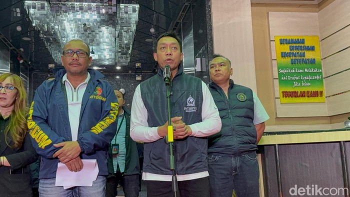 Dirtipidum Bareskrim Polri Brigjen Wira Satya Triputra (kiri) dan Sekretaris NCB Divhubinter Polri Brigjen Untung Widyatmoko (kanan)