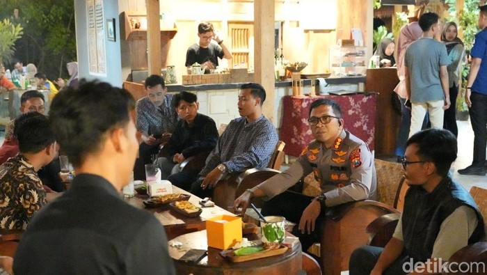 Kapolresta Sidoarjo Kombes Pol Christian Tobing hadir didampingi Kasat Intelkam Polresta Sidoarjo Kompol M Arobi saat ngopi bareng mahasiswa di Kecamatan Candi, Sidoarjo