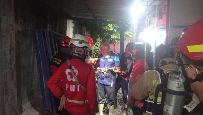 Kebocoran gas Amonia terjadi di pabrik es kristal di Purwomartani, Kalasan, Sleman, Jumat (8/5) malam.