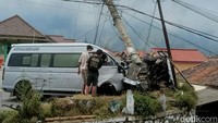 Rem Blong, Hiace Rombongan Turis Singapura Tabrak 4 Mobil di Bromo