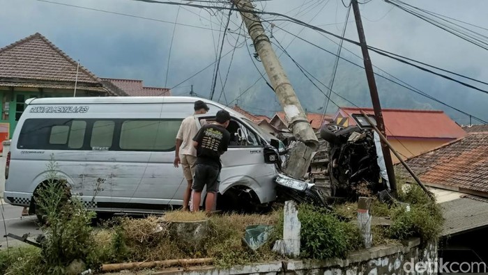 Kecelakaan Hiace rombongan wisatawan Singapura di Bromo.