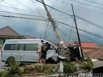 Petaka Hiace Rombongan Wisman Singapura Rem Blong di Turunan Bromo