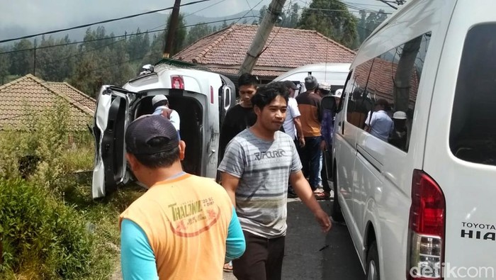 Kecelakaan Hiace rombongan wisatawan Singapura di Bromo.