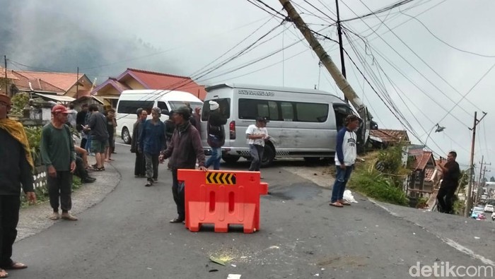 Kecelakaan Hiace rombongan wisatawan Singapura di Bromo.