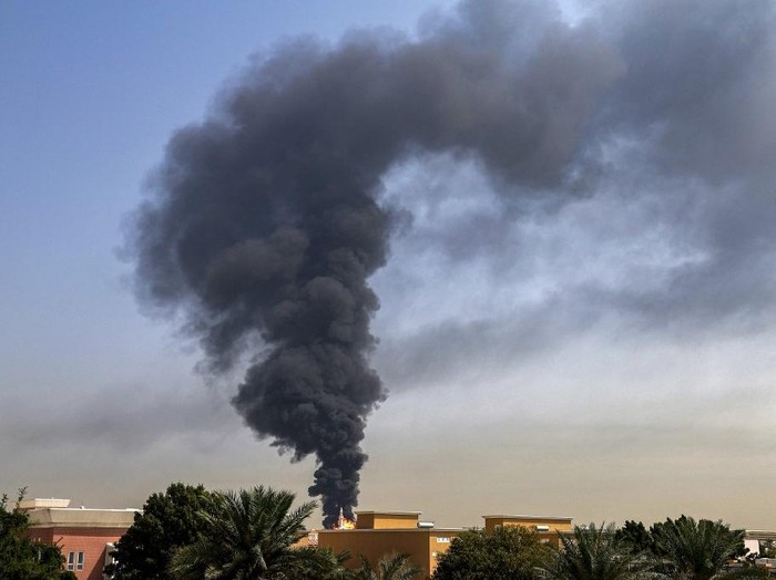 Kepulan asap menjulang dari wilayah Uni Emirat Arab pada Maret lalu saat Iran membalas serangan AS dan Israel (dok. AFP)